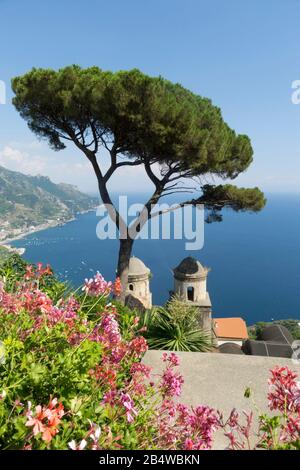Panoramablick Vom Garten Der Villa Rufolo In Ravello An Der Amalfiküste In Italien Stockfoto