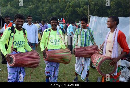 Chata Parab - Tribal, Santhal, Trommler, weiblich, Tänzerinnen, in, Sari, Performing, in Chata Utsav in Purulia. Stockfoto