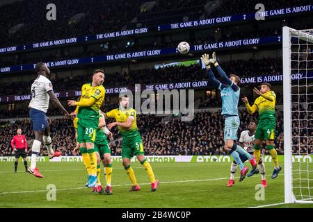 London, ENGLAND - 04. MÄRZ: Tim Krul, Ben Godfrey, Josip Drmic, Grant Hanley von Norwich City und Davinson Sanchez von Tottenham Hotspur treten für BA an Stockfoto