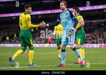 London, ENGLAND - 04. MÄRZ: Tim Krul und Ben Godfrey von Norwich City reagieren während des Fünften Runden Matches des FA Cups zwischen Tottenham Hotspur und Norwich Stockfoto