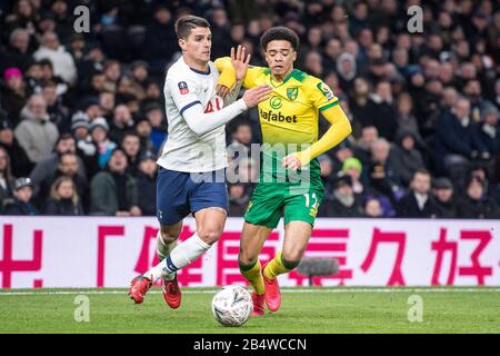 London, ENGLAND - 04. MÄRZ: Erik Lamela von Tottenham Hotspur tritt beim Spiel um die Fünfte Runde des FA Cup BE mit Jamal Lewis aus Norwich City um den Ball an Stockfoto