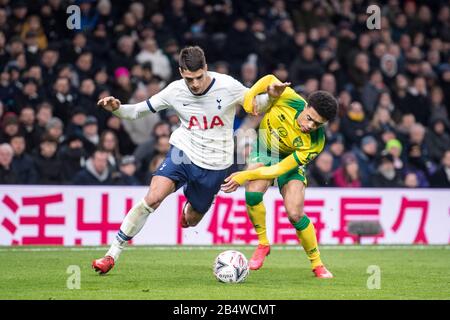 London, ENGLAND - 04. MÄRZ: Erik Lamela von Tottenham Hotspur tritt beim Spiel um die Fünfte Runde des FA Cup BE mit Jamal Lewis aus Norwich City um den Ball an Stockfoto