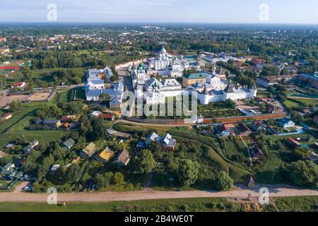 Kreml von Rostow dem Großen im Stadtbild an einem Julitag (Luftbildfotografie). Goldener Ring Russlands Stockfoto