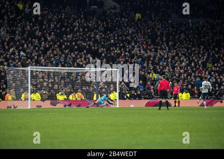 London, ENGLAND - 04. MÄRZ: Tim Krul von Norwich City rettet Strafstoß von Gedson Fernandes von Tottenham Hotspur im Strafschießen während der FA Stockfoto