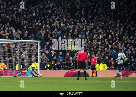 London, ENGLAND - 04. MÄRZ: Tim Krul von Norwich City rettet Strafstoß von Gedson Fernandes von Tottenham Hotspur im Strafschießen während der FA Stockfoto