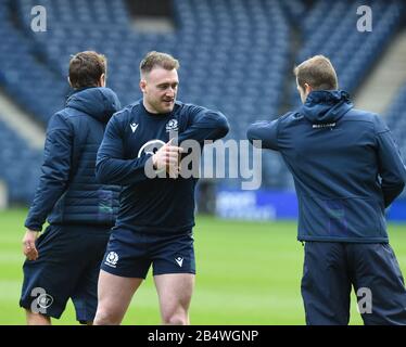 Oriam Sports Performance Center, Riccarton, Edinburgh, Schottland, Großbritannien. März, 20. Guinness Six Nations Match gegen Frankreich im Murrayfield. Coronavirus VORSICHTS Rugby Kapitän Stuart Hogg Ellenbogen Bumps Assist Coach Chris Paterson. Kredit: Eric mccowat/Alamy Live News Stockfoto