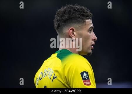 London, ENGLAND - 04. MÄRZ: Ben Godfrey von Norwich City blickt während des Fünften Runden Matches des FA Cup zwischen Tottenham Hotspur und Norwich City in tot auf Stockfoto