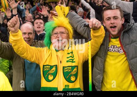 London, ENGLAND - 04. MÄRZ: Fans von Norwich City feiern nach einem Sieg im Penalty-Shootout während der Fünften Runde des FA Cup zwischen Tottenham Hotspur und N Stockfoto