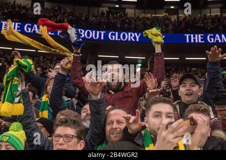 London, ENGLAND - 04. MÄRZ: Fans von Norwich City feiern nach einem Sieg im Penalty-Shootout während der Fünften Runde des FA Cup zwischen Tottenham Hotspur und N Stockfoto