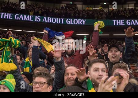 London, ENGLAND - 04. MÄRZ: Fans von Norwich City feiern nach einem Sieg im Penalty-Shootout während der Fünften Runde des FA Cup zwischen Tottenham Hotspur und N Stockfoto