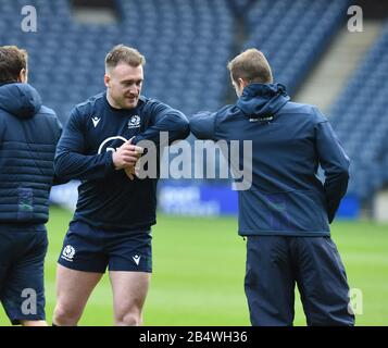 Oriam Sports Performance Center, Riccarton, Edinburgh, Schottland, Großbritannien. März, 20. Guinness Six Nations Match gegen Frankreich im Murrayfield. Coronavirus VORSICHTS Rugby Kapitän Stuart Hogg Ellenbogen Bumps Assist Coach Chris Paterson. Kredit: Eric mccowat/Alamy Live News Stockfoto