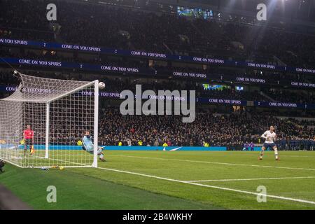 London, ENGLAND - 04. MÄRZ: Erik Lamela von Tottenham Hotspur vermisst im Strafraumschießen während der Fünften Runde des FA Cup Stockfoto