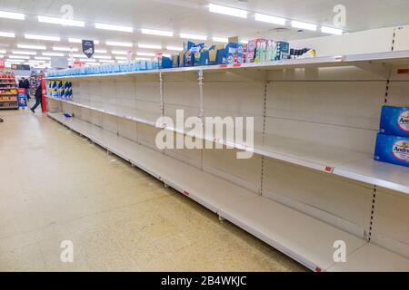 Leeren Sie die Regale, in denen Menschen in Panik gerollt haben, und kaufen Sie toilettenrollen aus Sainsbury's Supermarkt. Der Panikkauf ist auf die Sorge um das Coronavirus COVID-19 entstanden. Die Niederlassung von Sainsbury's in Saint Clares Sainsbury befindet sich in Hampton, Middlesex London UK (116) Stockfoto