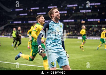 London, ENGLAND - 04. MÄRZ: Tim Krul von Norwich City feiert das fünfte Spiel des FA Cup zwischen Tottenham Hotspur und Norwich City in Tott Stockfoto