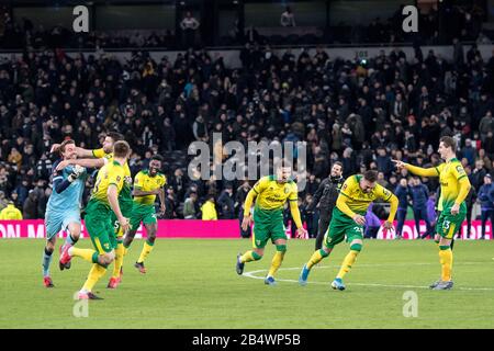 London, ENGLAND - 04. MÄRZ: Tim Krul, Emi Buemdia, Max Aarons, Grant Hanley, Jamal Lewis und Marco Stiepermann von Norwich City feiern während der FA Stockfoto