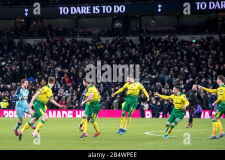 London, ENGLAND - 04. MÄRZ: Tim Krul, Emi Buemdia, Max Aarons, Grant Hanley, Jamal Lewis und Marco Stiepermann von Norwich City feiern während der FA Stockfoto