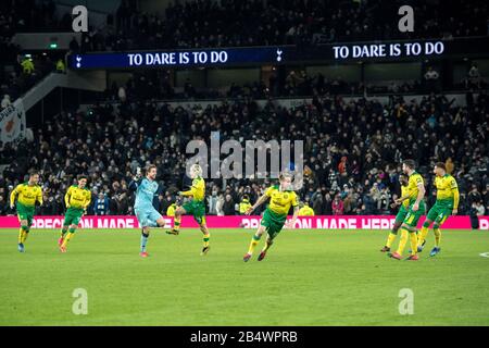 London, ENGLAND - 04. MÄRZ: Tim Krul, Emi Buemdia, Max Aarons, Grant Hanley, Jamal Lewis und Marco Stiepermann von Norwich City feiern während der FA Stockfoto