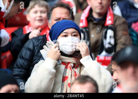 Ein Liverpooler Fan trägt eine Gesichtsmaske in den Tribünen vor dem Premier League-Spiel in Anfield, Liverpool. Stockfoto