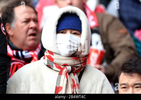Ein Liverpooler Fan trägt eine Gesichtsmaske in den Tribünen vor dem Premier League-Spiel in Anfield, Liverpool. Stockfoto