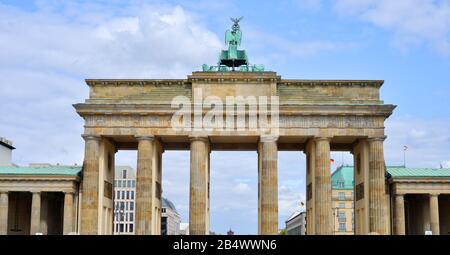 Berlin, Deutschlands berühmtes Brandenburger Tor (Brandenburger Tor) im Zentrum der Stadt mit der Quadriga oben Stockfoto