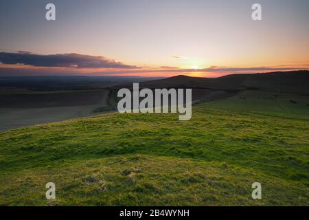 Sonnenuntergang vom Gipfel des Knap Hill mit Blick über die Vale von Pewsey, North Wessex Downs, Wiltshire Stockfoto