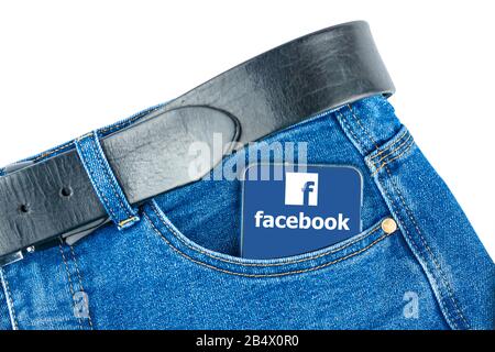 Russland Kaluga 03.07.2020 In der Hosentasche befindet sich ein Telefon mit dem Logo des Facebook-sozialen Netzwerks. Stockfoto
