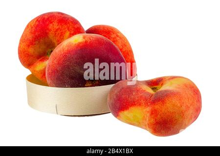 Flache Pfirsiche in einem Paket auf weißem Hintergrund. Stockfoto