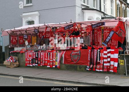 London, Großbritannien. März 2020. Werbeartikel, die außerhalb des Bodens während des Premier-League-Spiels zwischen Arsenal und West Ham United im Emirates Stadium am 7. März 2020 in London, England, zum Verkauf angeboten werden. (Foto von Mick Kearns/phcimages.com) Credit: PHC Images/Alamy Live News Stockfoto