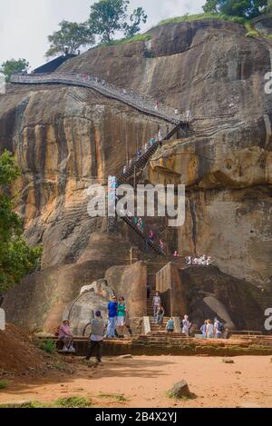 SIGIRIA, SRI LANKA - 16. MÄRZ 2015: Touristen auf der Löwenterrasse des Königsbergs Sigiriya Stockfoto