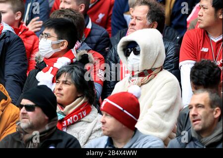 Liverpooler Fans tragen eine Gesichtsmaske auf den Tribünen vor dem Premier League-Spiel in Anfield, Liverpool. Stockfoto