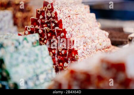 Türkische Delight Brötchen, süße Speisen in der Nähe im Basar in Istanbul, Türkei Stockfoto