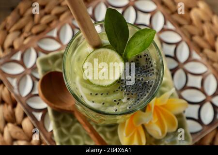 Es Kuwut. Ein balinesischer Obstcocktail aus Honigtaumelone, Kokos- und Basilikumsamen. Stockfoto