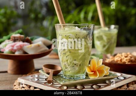Es Kuwut. Ein balinesischer Obstcocktail aus Honigtaumelone, Kokos- und Basilikumsamen. Stockfoto