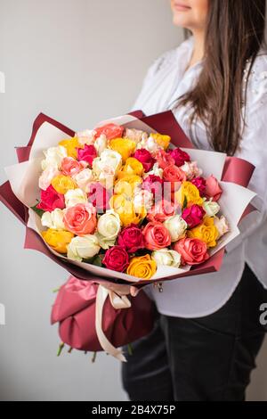 Schöne Rosen in den Händen. Frühling, Sommer, Blumen, Farbkonzept. Blumenlieferung Stockfoto