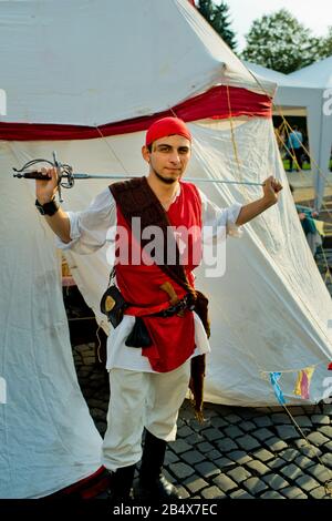 Vinnytsia Ukraine - 09. September 2017: Geburtstag der Stadt Vinnytsia. Ein junger Kerl in Form eines Piraten posiert mit einem Schwert in seinem Haa vor die Kamera Stockfoto