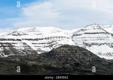 Schneebedeckte Berge in Bsharri, Libanon Stockfoto