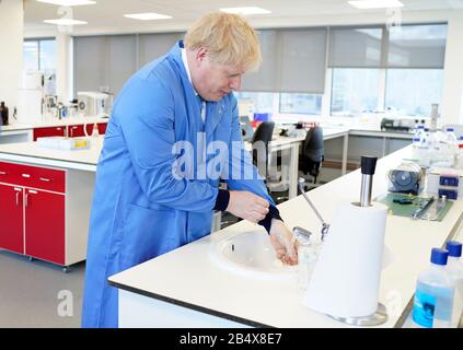 (200307) - BEDFORD, 7. März 2020 (Xinhua) - der britische Premierminister Boris Johnson wäscht sich während seines Besuchs im Mologic Laboratory in Bedford, Großbritannien am 6. März 2020 die Hände. Der britische Premierminister Boris Johnson kündigte ein neues Förderpaket von 46 Millionen Pfund (rund 60 Millionen US-Dollar) für dringende Arbeit an, um einen Impfstoff zu finden und einen Schnelltest für die Krankheit zu entwickeln. (10 Downing Street/Handout über Xinhua) NUR FÜR REDAKTIONELLE ZWECKE Stockfoto