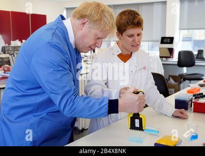 (200307) - BEDFORD, 7. März 2020 (Xinhua) - der britische Premierminister Boris Johnson (L) besucht am 6. März 2020 das Mologic Laboratory in Bedford, Großbritannien. Der britische Premierminister Boris Johnson kündigte ein neues Förderpaket von 46 Millionen Pfund (rund 60 Millionen US-Dollar) für dringende Arbeit an, um einen Impfstoff zu finden und einen Schnelltest für die Krankheit zu entwickeln. (10 Downing Street/Handout über Xinhua) NUR FÜR REDAKTIONELLE ZWECKE Stockfoto