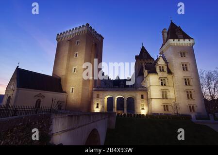 Nachtbild der Burg Pau in den Pyrenäen vom Haupteingang Stockfoto