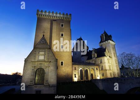 Nachtbild der Burg Pau in den Pyrenäen vom Haupteingang Stockfoto