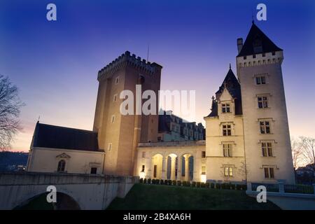 Nachtbild der Burg Pau in den Pyrenäen vom Haupteingang Stockfoto