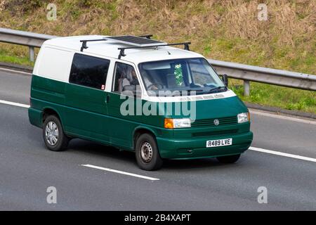 1998 90s weiß grün VW Volkswagen mit Solarmodul; Fahrzeugverkehr, Verkehr, moderne Fahrzeuge, autohome Autos, Fahrzeug auf britischen Straßen, Motoren, Autofahren auf der Autobahn M6 Stockfoto