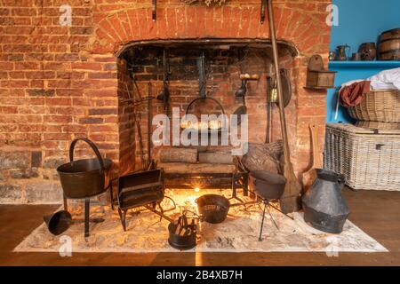 Das Gilbert-Weißhaus, ein Museum über das Leben und Werk des englischen Naturforschers aus dem 18. Jahrhundert, in Selborne, Hampshire, Großbritannien. Im Inneren der Küche. Stockfoto