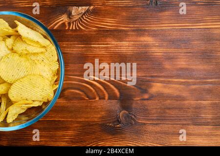 Glasplatte mit Späne aus Flusen auf Holzhintergrund. Kopierbereich. Nahaufnahme. Draufsicht. Stockfoto