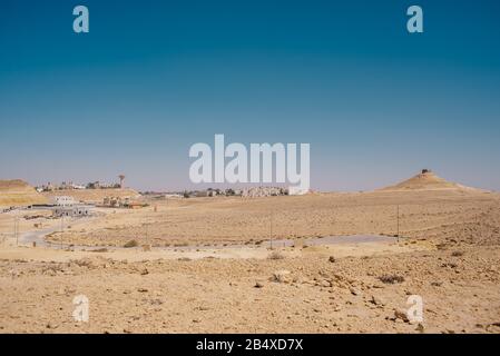 Der Camel Lookout Punkt über dem Ramon-Krater in der Negev-Wüste. Mitzpe Ramon, Israel Stockfoto