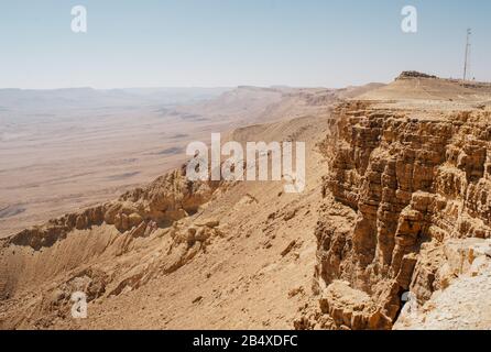 Ramon-Krater (Maktesh Ramon), eine natürliche Erosion im Herzen der Negev-Wüste. Mitzpe Ramon, Israel Stockfoto