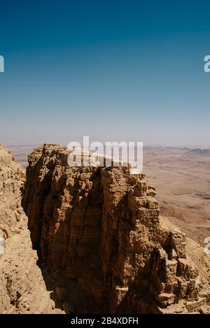 Ramon-Krater (Maktesh Ramon), eine natürliche Erosion im Herzen der Negev-Wüste. Mitzpe Ramon, Israel Stockfoto