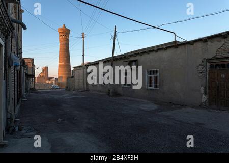 Nebenstraße und Kalon Minarett im Hintergrund, Buchara, Usbekistan Stockfoto