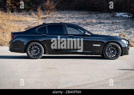 BMW 750d xDrive, lange Ausgabe, Automatikgetriebe, professionelle Navigation, matte schwarze Verzierungen, 20-Zoll-Leichtmetallräder, weißes Lederinterior, M Stockfoto