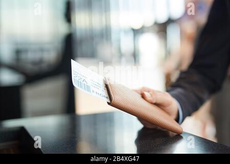 Horizontaler Nahschuss von der Hand des älteren Mannes mit Pass und Flugticket, Kopierraum Stockfoto